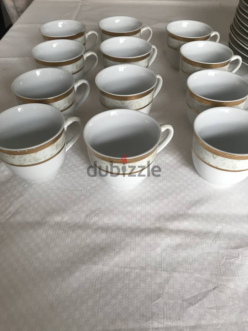 Grand dinner set like new. Fine porcelain 5