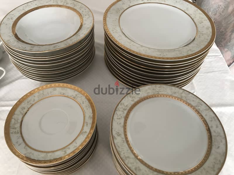 Grand dinner set like new. Fine porcelain 6