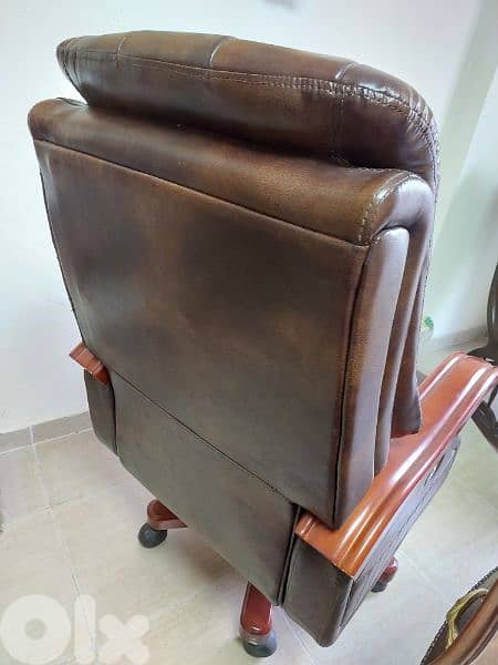Office Desk & Chair - مكتب فخم مع كرسي جلد 13