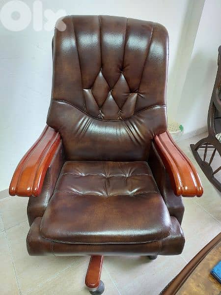 Office Desk & Chair - مكتب فخم مع كرسي جلد 16