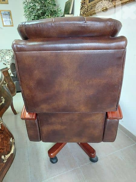 Office Desk & Chair - مكتب فخم مع كرسي جلد 17