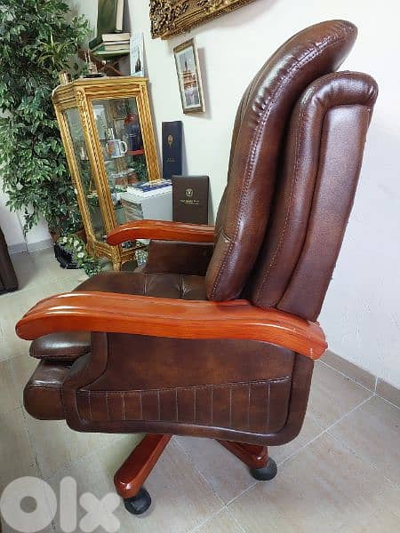 Office Desk & Chair - مكتب فخم مع كرسي جلد 19