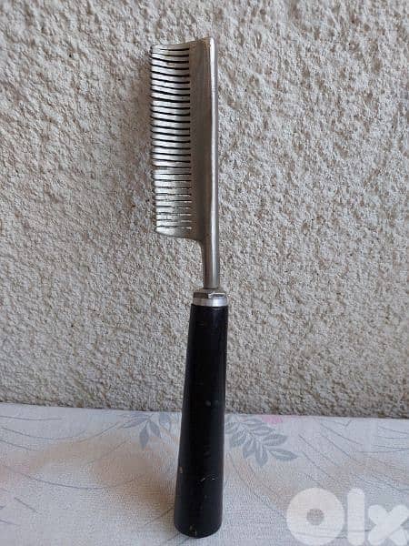 Old Steel Comb - مشط معدني قديم 2
