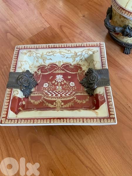 bonbonnière and ashtray 0