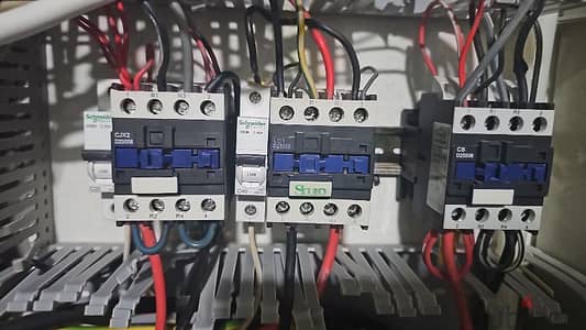 مطلوب معلم كهرباء للعمل دوام كامل معاش شهري