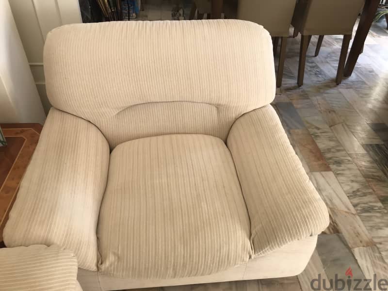 Full living room + free side table 2