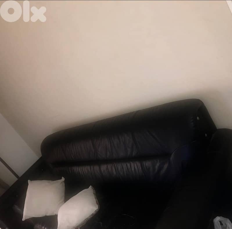 BLACK luxurious leather couch 0