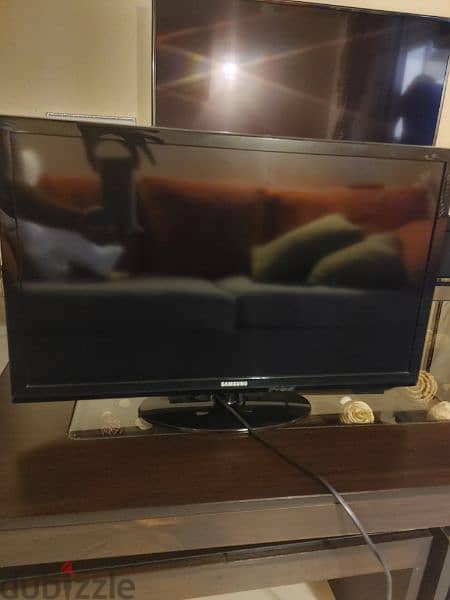 Samsung led tv 23' HD series 4 made in Thailand with stand wall 1