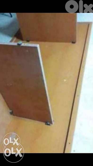 طاولات كمبيوار ومكتبات وطاولات للاجتماع 1