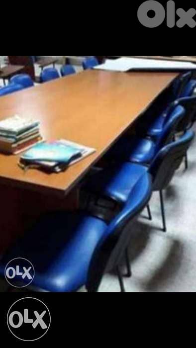 طاولات كمبيوار ومكتبات وطاولات للاجتماع 0