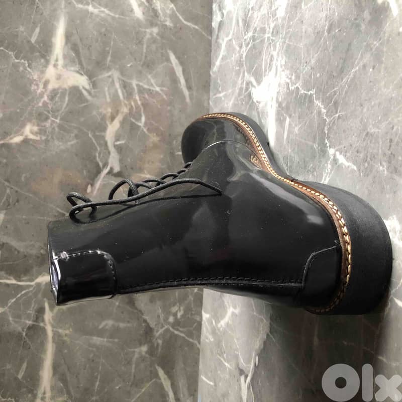 ZARA GLOSSY LEATHER BOOTS size 41 1