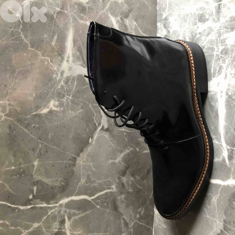 ZARA GLOSSY LEATHER BOOTS size 41 4