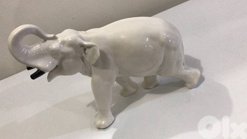 antiqie Vienne porcelaine figuurine signed 1