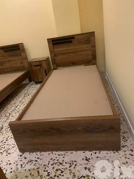 تخت مفرد عرض 96سم مع كمود صغيرة 0