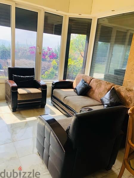 صالون ٦ قطع  ٢ كبار بصيرو تخت  وأربعة صغار مع طاولة كبيرة 5